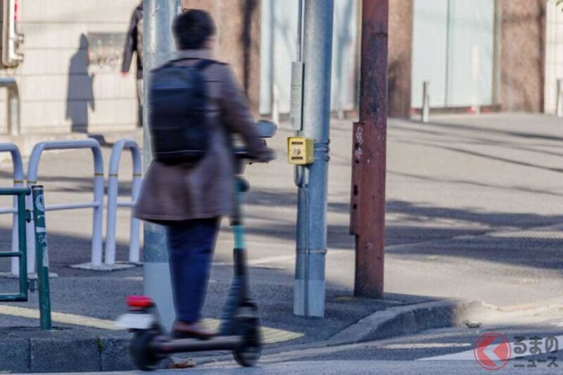 電動滑板車使用者的行為引發滿滿不滿？ 為什麼「特定小型輕型機車」可以讓16歲以上的人免駕照就騎？ 社群媒體上也有人喊應該要納入駕照管制