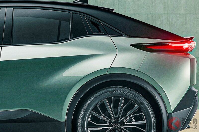 首次亮相的豐田新型「C-HR」引發熱烈回響！ 搭載超過340匹馬力、全長約4.5米的「剛好尺寸」，也有聲音表示「希望在日本販售」！ 以最新鯊魚臉設計登場法國的「＋」版本，吸引眾多關注的焦點是什麼呢？