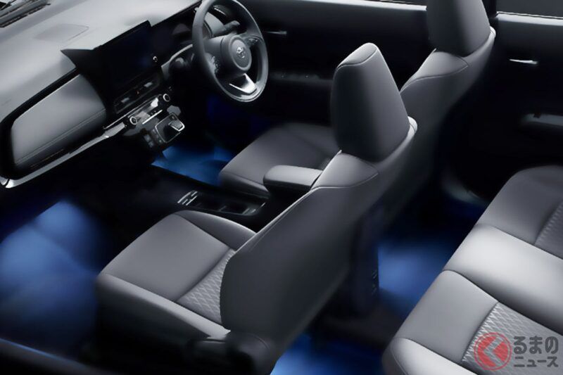 豐田「新款小型車」徹底換新，設計看起來就像「小一號的 Prius」！ 配上藍色發光的地板氛圍燈超吸睛！ 車內質感滿滿、充滿豪華感的「Aqua」所推出的「全新風格改裝」到底有多厲害？