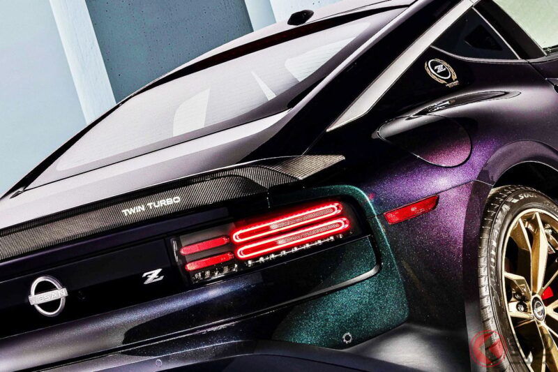 日產發表「全新」Fairlady Z，引起大量討論！ 網友驚呼「好懷念！也太帥了吧！」這款採用經典老車設計與傳奇紫色的「Heritage Edition」2026年北美款發表，成為熱門話題￼￼￼