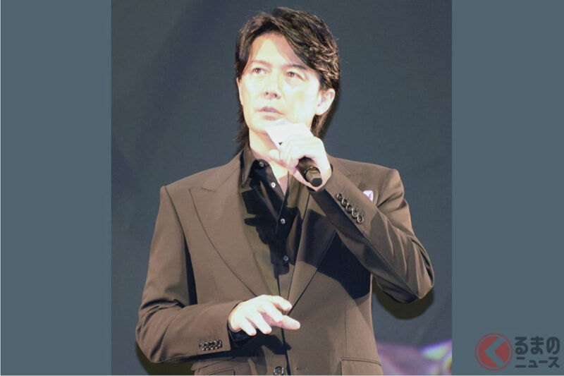 歌手兼演員福山雅治最近公開了自己的愛車——一輛紅色的「本田車」，立刻引發話題！ 這輛讓人一眼就決定的「低調有型車款」究竟是什麼型號呢？ 沒想到竟然是敞篷車，網友們紛紛留言說「超級適合他」！