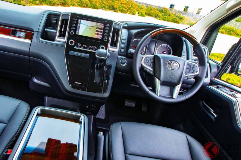 全長5.3公尺！豐田的「超高級」三排座休旅車「Granvia」超驚人！ 比「Alphard」還要更大、更奢華的「第二代車型」登場！ 這款能讓八位大人舒適乘坐的「巨型廂型車」，其實是澳洲限定版本！