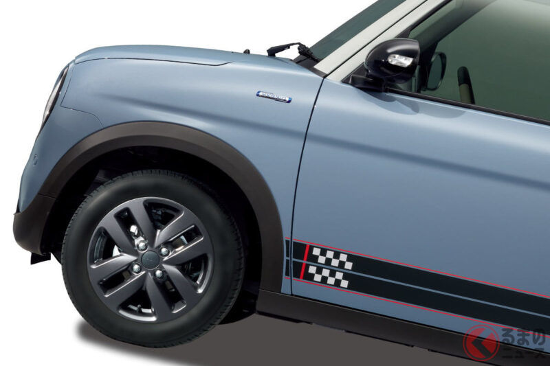 鈴木「最新款Lapin LC」引人注目！這次新車在復古造型的基礎上，新增了黑色貼花設計，向往日經典「SS」款式致敬，打造出極具運動感的「Black Sports Style」版本。 這款特仕版不僅保留Lapin的圓潤可愛造型，同時融入黑色運動元素，使整體外觀既懷舊又充滿現代感與運動氣息，吸引喜愛復古與運動風格的用戶目光。