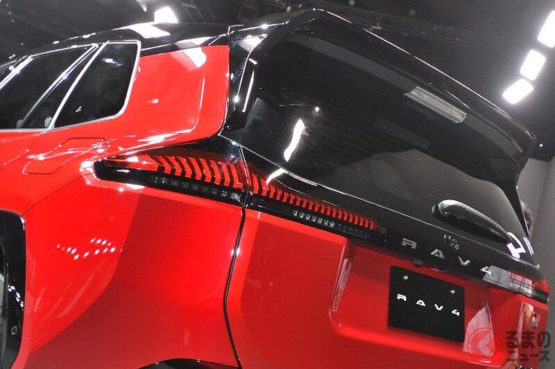 7年來首度全面改款！ 豐田全新「RAV4」即將登場！ 採用嶄新的「鯊魚臉」設計，並新增強悍操控的「GR運動版」！ 多項「首次導入技術」也毫不保留地搭載，這款最新SUV實在令人期待！