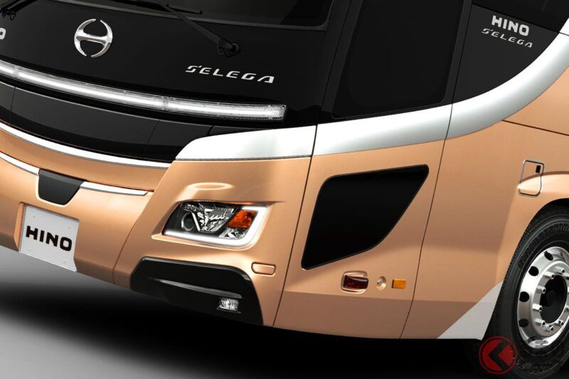 二十年來首次改款設計！ 日野「全新精悍款式」首度亮相引發熱烈反響！ 「後方造型也全新」的聲音不斷！ 創新「門型尾翼」×高級空間的「觀光巴士之王」新世代Selega在JMS展出