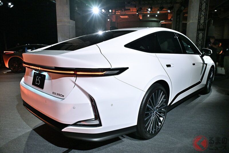 雷克薩斯首次在日本公開新款「ES」！ 這款將於2026年春季導入的四門轎車超厲害！ 設計師親自分享新車魅力，以及這款車「優美比例」的秘密