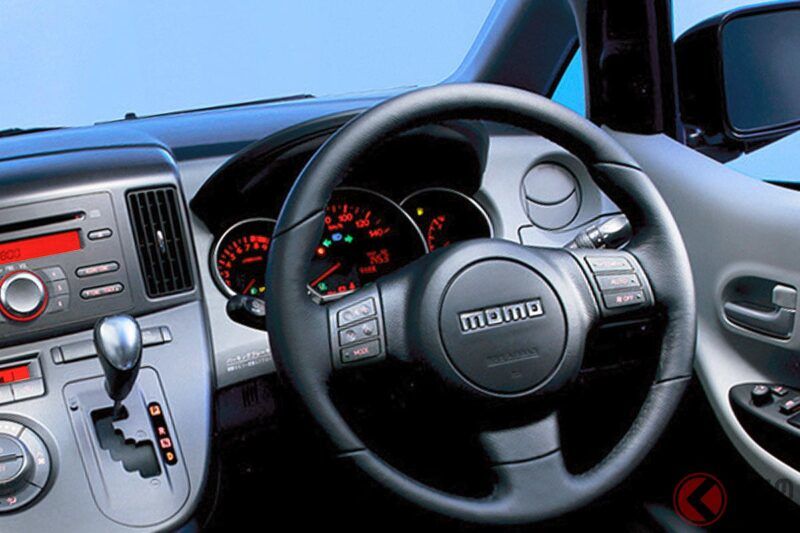 660cc 的大發「小型豪華車」竟然被稱作「輕量版 Celsior」!? 全車等級都搭載「渦輪引擎」，動力超強悍！ 超舒適的「豪華座椅」讓長時間駕駛也不會累！ 這款革命性車型「Sonica」真是太厲害了！