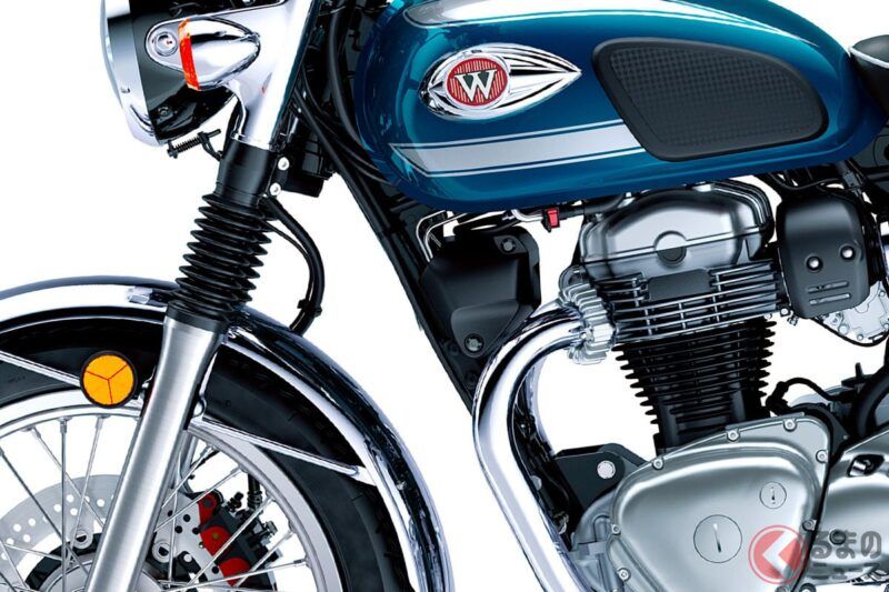 川崎發表全新「大型復古摩托車」！ 採用了超有「老車味」的圓燈「昭和風設計」！ 搭載直立「雙缸引擎」的 W800，推出全新配色與圖案，外觀相當亮眼！