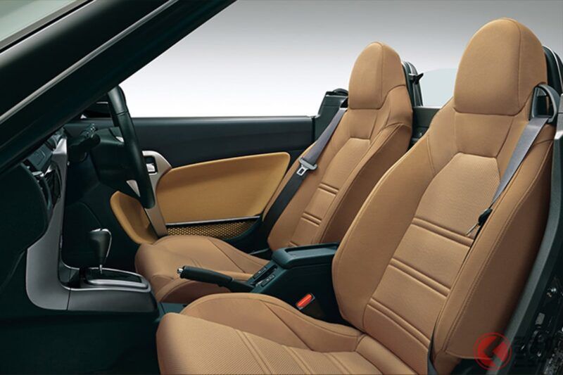 198萬日圓起！ Daihatsu最新「雙人座運動跑車」超厲害！ 比旗艦款便宜「省下57萬」，油耗也不錯，接近「每公升20公里」！ 「米色×碳纖維風」內裝超吸睛，Copen最平價版本長這樣？