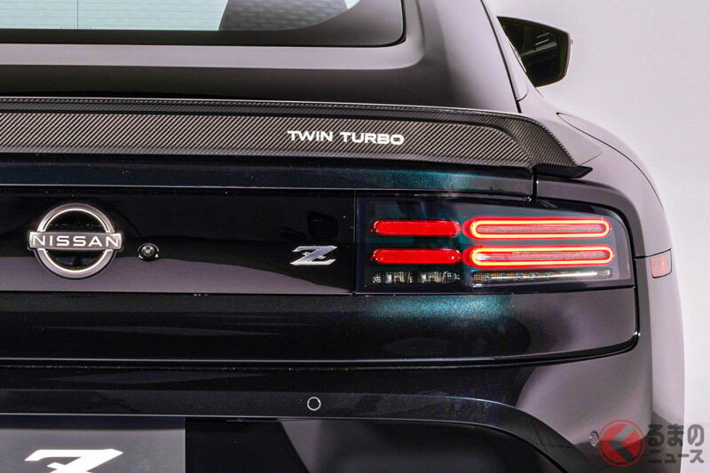 日產推出「全新 FR 運動跑車」！ 採用類似舊款 Z32 的經典車身設計，搭載超過 400 馬力的 V6 雙渦輪引擎，話題十足！ 另外，採用「深夜紫」車色的美國版 Z Heritage Edition 也受到高度讚賞