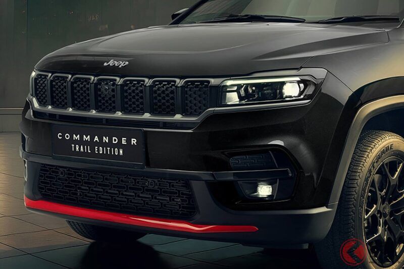 售價 599 萬日圓！全新「三排七人座 SUV」正式發表！ 搭載 2.0 升直列四缸引擎，車長達 4.7 公尺，外觀以黑色為主調並加入紅色點綴，JEEP 推出「Commander Trail Edition」正式登場