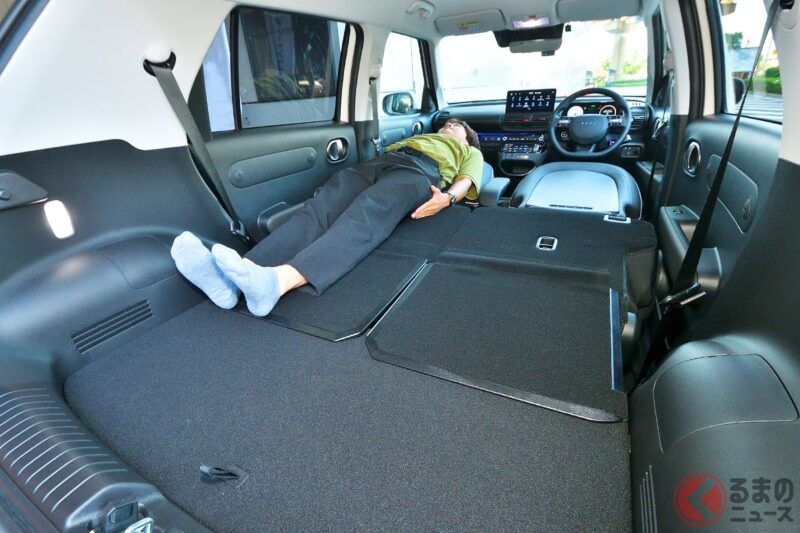 全新「緊湊型SUV」超厲害！ 全長僅3.8公尺的小巧車身，卻擁有足夠讓兩個大人躺下的「超寬敞車內空間」！ 現在購買還能「省下超過50萬日圓」！ 這就是擁有專屬外觀與時尚內裝的現代「Ioniq Cross」