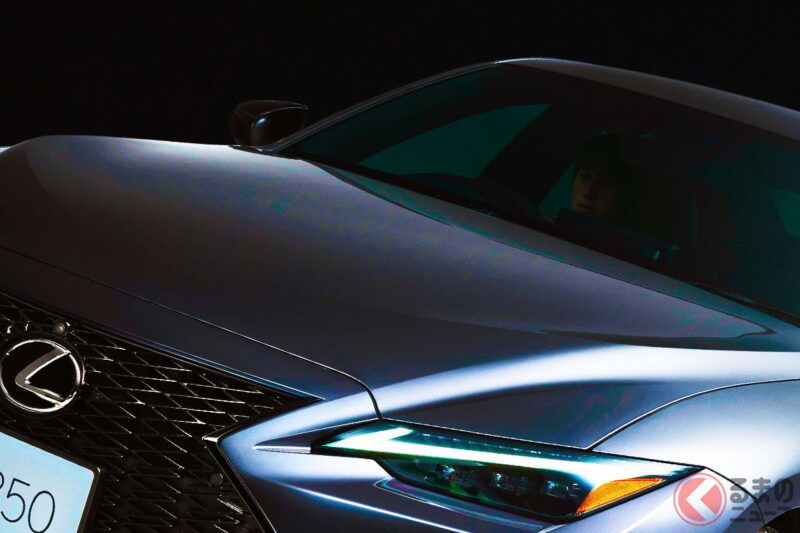 Lexus 的「小型運動房車」推出強調黑色風格的「特別車型」超帥氣！ 採用超豪華「黑色塗裝 × 煙燻鍍鉻」打造的「IS F SPORT Mode Black IV」究竟是怎麼一回事呢！