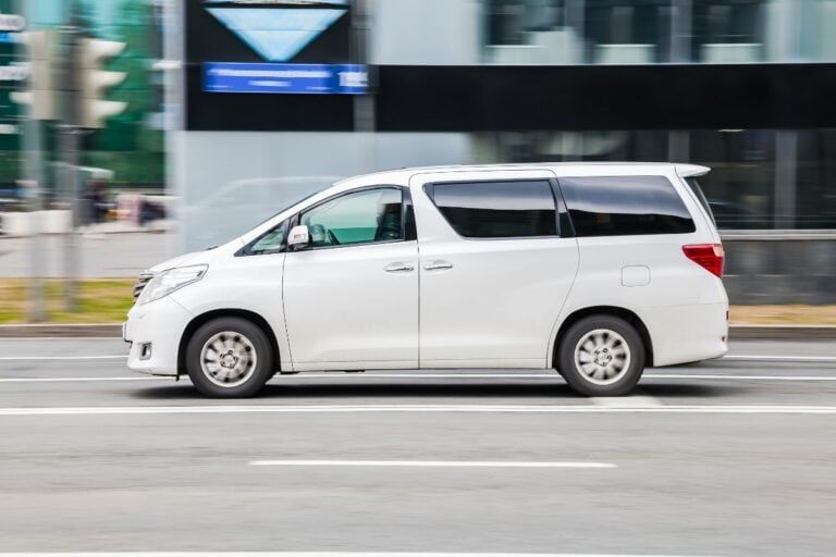 「車子是身份象徵」這種觀念已經過時了…但看見隔壁車道的車竟讓我有種「輸了」的挫敗感