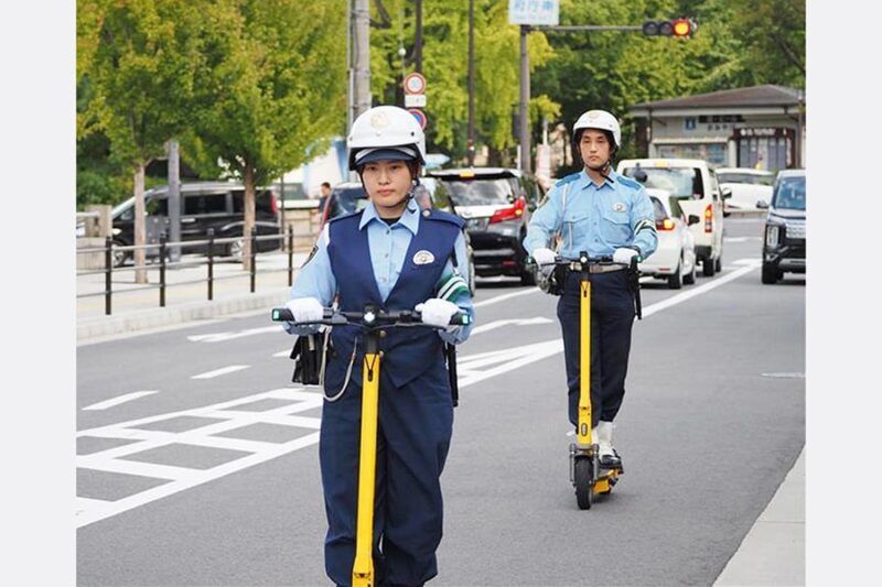 大阪府警開始在巡邏中使用電動滑板車！？ 在 SNS 上引發了正反兩方的討論，有人認為「浪費時間和金錢」，也有人表示「如果警察親自示範會更容易理解」 這項導入措施背後的目的到底是什麼呢？