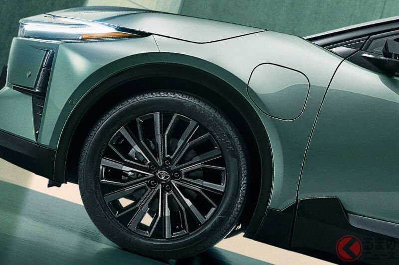 豐田新型「C-HR＋」首次公開引發熱議!?  全長 4.5 公尺的「剛剛好車身」搭配超過 340 匹馬力的動力系統，以及「4WD 版本」，讓人直呼「很可能會大熱！」   精悍的前臉搭配一字型頭燈，這款中型 SUV 在波蘭也吸引了大量目光！