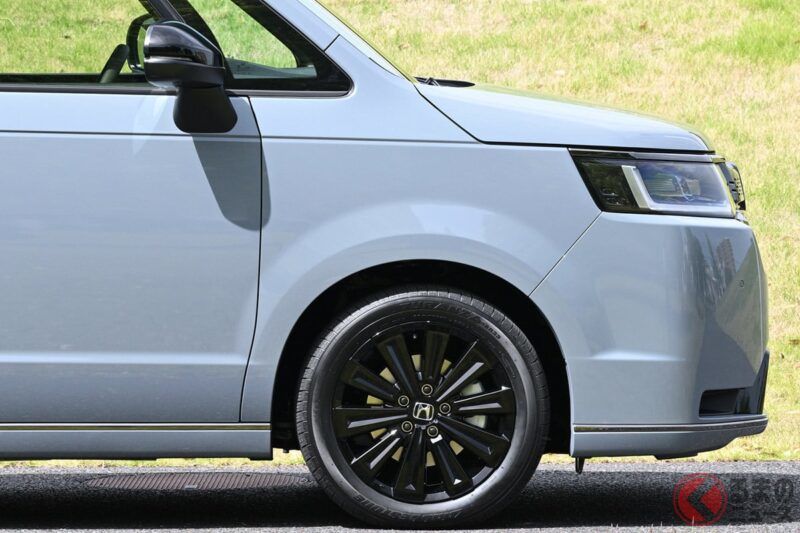 本田「最新款Stepwgn」引發熱烈討論！ 最頂級的黑色系車型因「相當帥氣」而受到好評！ 全新配色加上精悍設計的「黑曜特仕版」，到底是什麼樣的車型呢？