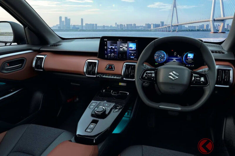 Suzuki新型「小型SUV」發表引爆熱議！「約省90萬日圓」的高配「4WD車型」被讚「不像Suzuki的豪華規格」！ 採用「品牌首款動力單元」的「e-VITARA」頂級版本備受矚目！