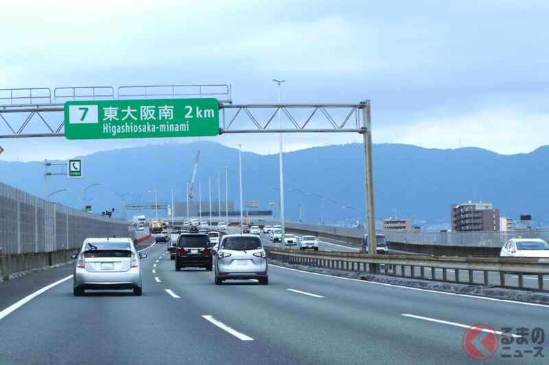 不知道該走左車線還是右車線…？那「三線」的中間車道到底什麼時候該用？ 其實很多人都搞錯了車道的真正意義