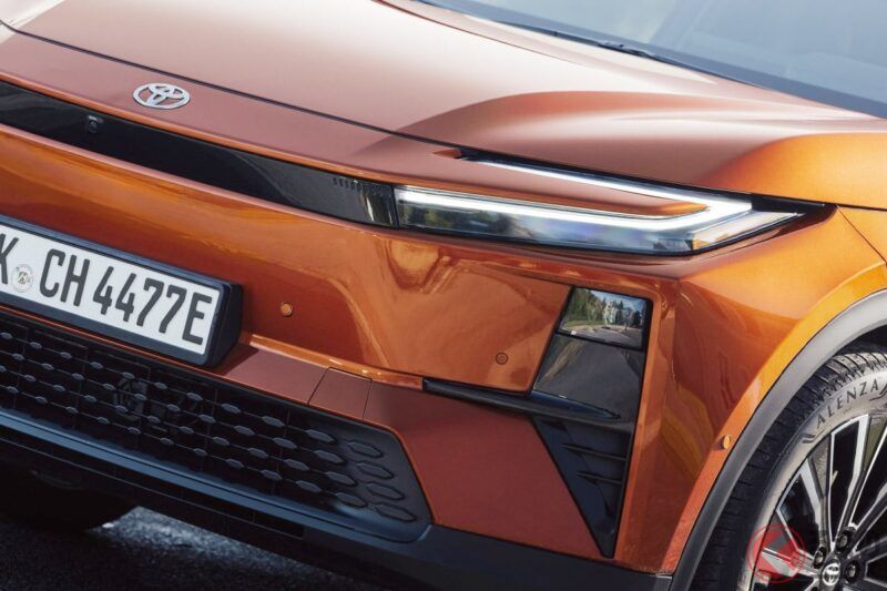 豐田「新款C-HR＋」即將登場！ 未來感超強的「鯊魚臉」造型 × 最先進內裝設計！ 搭載強勁動力單元、開起來超有樂趣的「新世代轎跑SUV」，這就是英國版的新款車型！