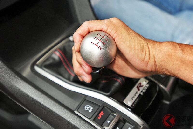 好久沒開手排車了，最怕「熄火」！ 在上坡或塞車時要怎麼順利起步呢？ 其實現在的手排車都有「防熄火」功能，超厲害！