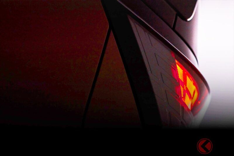 日產公布新一代「Elgrand」的最新預告圖！ 預告中可看到「豪華感十足的內裝」與「廠徽小露一角」！ 同時還有車身顏色以及「嶄新的燈組設計」曝光！ 即將迎來全球首度公開的第四代新車，引起高度關注！