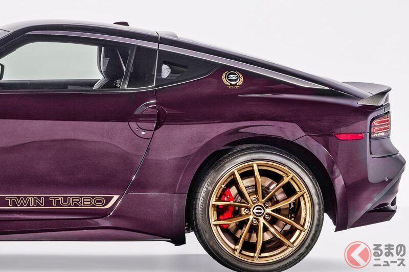 日產的「全新」Fairlady Z 超厲害！ 致敬名車「Z32」的復古造型，搭載高性能 V6 雙渦輪引擎，馬力超過 400 匹！ 傳說中的「紫色」也超帥氣，北美限定的「Heritage Edition」更是引人注目