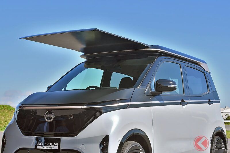 日產發表了搭載「大型太陽能板」的新款「輕型電動車」！  可進行 500W 的「太陽能發電」！   能夠供應相當於一年行駛約 3000 公里的電力，這款名為「Sakura〈青空 Extender〉」的車型，將在 2025 年日本移動展（JMS2025）亮相