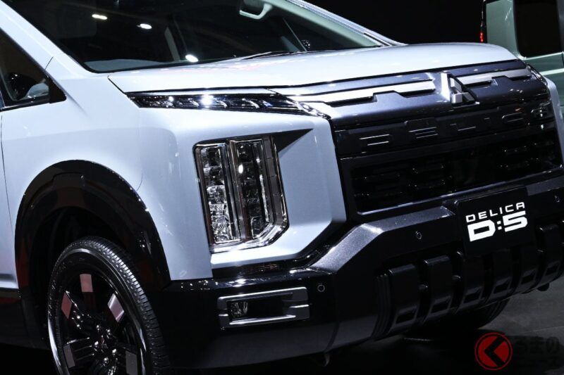 三菱首次在全球公開「新型Delica D:5」！ 這款「獨一無二的SUV休旅車」再度大幅進化！ 新車採用了從Lancer Evolution傳承而來的高性能操控系統「S-AWC」，並帶來全面升級的改良版，預計今年冬天上市￼￼￼