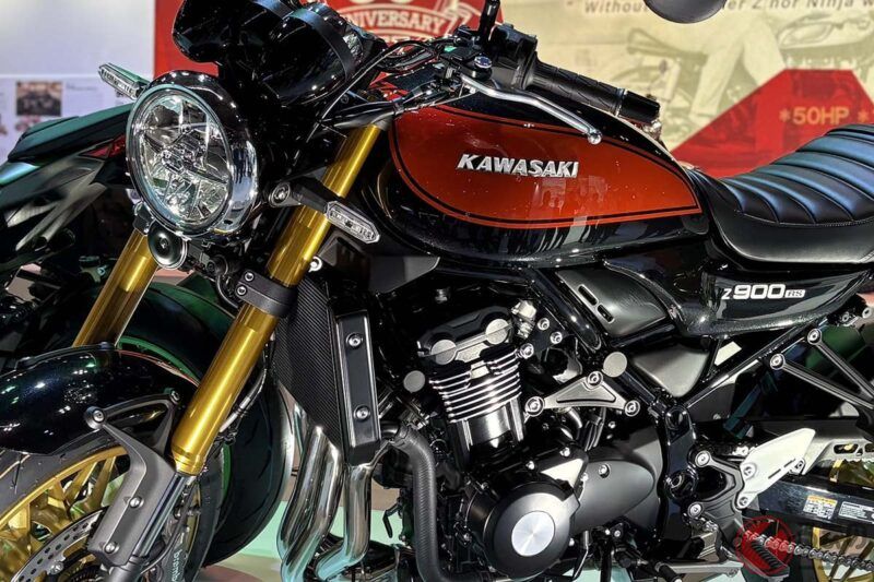 川崎重工首次在全球公開「全新 Z900RS」系列！ 外觀風格看似相同，但已完全不同！？ 配備巡航控制與新型引擎，全車大幅更新！