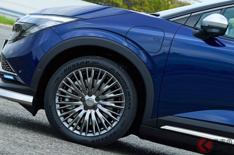 日產發表了全新「優雅跨界休旅」！ 閃耀著藍光的高質感外觀搭配奢華內裝，帥氣到不行！ 還有專屬Logo，滿滿的特別感！ 全長4.3公尺、尺寸剛剛好的「Leaf」最高等級版本究竟是什麼樣的車呢？