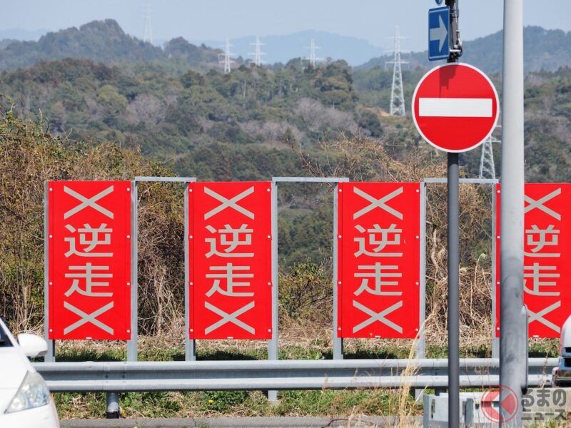 警方逮捕了一名在高速公路上「逆向行駛」的48歲男子！但本人卻毫無自覺 根據目擊者的說法，他可能在沒有發現自己逆走的情況下，持續開了超過80公里!?  為什麼會發生逆向行駛的情況呢？￼￼￼