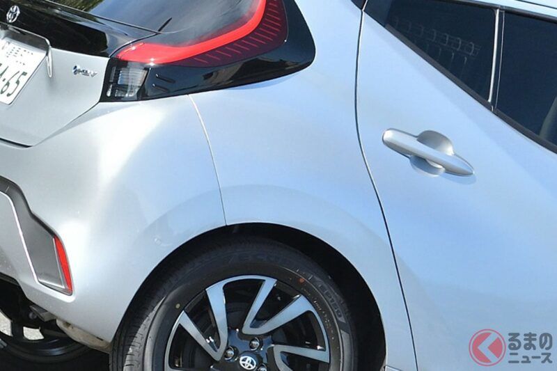 豐田全新「低油耗」小型車超厲害！ 小小車身竟然「每公升超過34公里」！ 最新車型融合了「昭和復古×高質感設計」，意外展現出豐富魅力的「Aqua」到底是怎樣的組合呢？￼￼￼