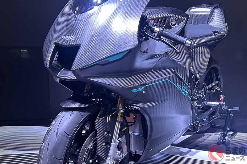 雅馬哈全新「超級運動型車款」在 JMS2025 首度公開！ 這輛可實際騎乘的原型車「PROTO BEV」，追求的是「大型電池 EV 才能帶來的騎乘樂趣」，到底有哪些特色呢？