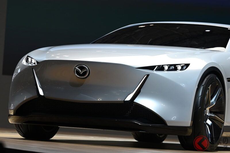 馬自達全新「4門轎跑」全球首度亮相！ 標誌性的「Signature Wing」與大型進氣格柵消失？ 探究「魂動設計」進化版的概念車「VISION X-COUPE」