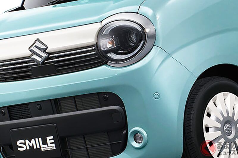 186 萬日圓！鈴木推出的新款「4 人座滑門小休旅」超猛！ 每公升可跑「25 公里」的亮眼油耗，加上那個超可愛的「微笑臉」設計超吸睛！ 雙色車身搭配「米色系內裝」的「Wagon R Smile《奶油風格》」也大受販售門市好評！