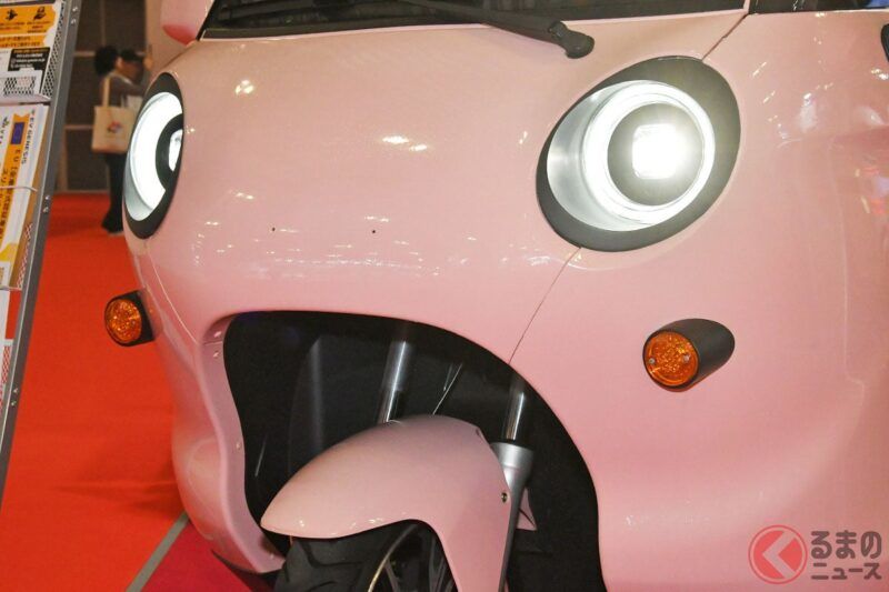 新車98萬日圓的「三人座三輪車」正式亮相！ 用「普通駕照」就能在一般道路上騎的、全長2.2公尺、搭配雙圓燈造型的這台機器真的超猛！  對高齡族群來說也剛剛好的電動車——Genesis 的「Sourire Ota（スリールオータ）」在 JMS 上展出了