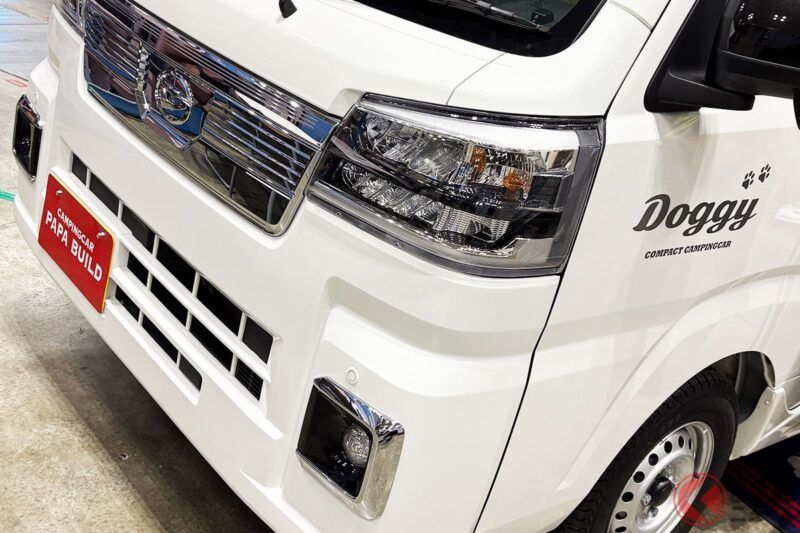 大發推出「雙層輕型小貨車!?」引發注目！ 輕型規格、全長約 3.4 公尺剛剛好的車身，竟然能讓 4 人睡覺！ 加上「三角屋頂」設計超帥氣，這款「Papa Build Doggie」真的很厲害