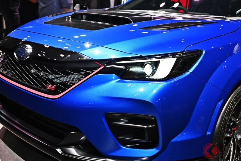 斯巴魯全新「STI跑車」全球首度亮相！ 搭載6速手排變速箱和「水平對臥渦輪＋四驅」的配置，讓人直呼「這根本就是新一代的Impreza WRX吧!?」 這款備受期待量產化的「Performance-B STI concept」，大崎社長也分享了其中的理念與想法