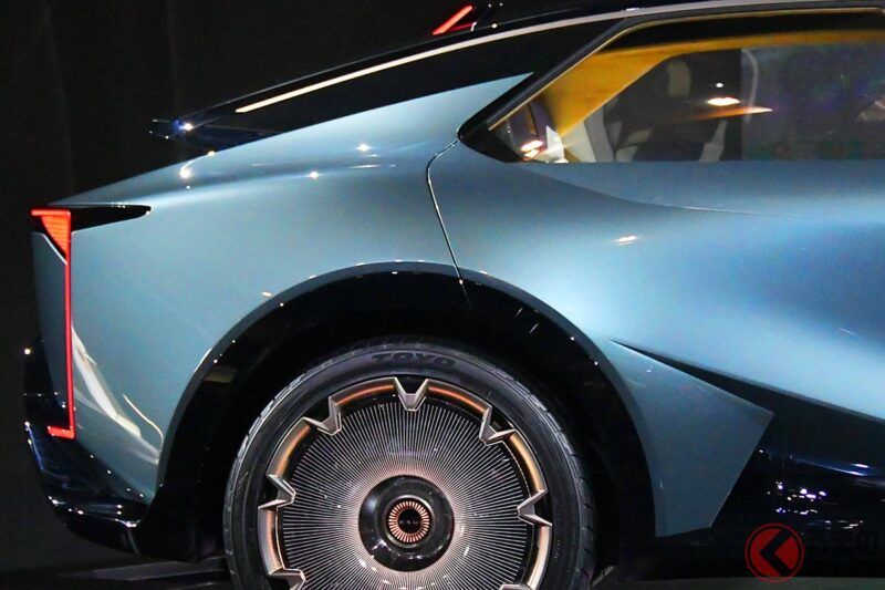 雷克薩斯全新頂級轎跑車全球首演！它配備大直徑輪胎，雙開式車門設計硬朗大氣！這款名為「LS Coupe Concept」的概念車，不僅擁有豪華內飾，車頂還搭載了突破性技術，究竟有何特別之處？