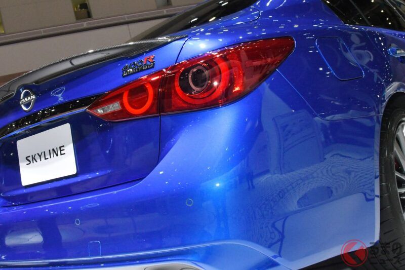 全新日產 Skyline 即將開放預訂！超過 400 匹馬力的 V6 渦輪增壓引擎和醒目的 GT-R 藍色塗裝，簡直酷斃了！作為這款尊貴 FR 運動轎車的最後一款限量版，400R Limited 更是令人驚艷！