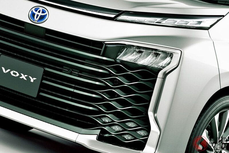 請注意豐田全新的「三排・七人座」休旅MPV！ 霸氣十足的車頭搭配約4.7公尺的剛剛好車身尺寸！ 那麼這次「Voxy 小改款」悄悄更新了哪些地方呢？