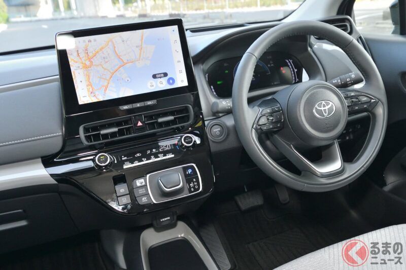 油耗高達每公升34公里的「超低油耗車」！ 豐田人氣小型車大改款！ 新採用「普銳斯臉孔」與豪華配備！ 超新潮的Aqua「小巧排檔」到底要怎麼用？