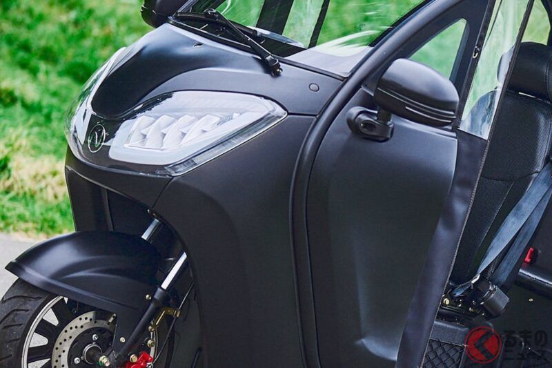 新車只要 97 萬日圓！ 三人座「迷你三輪車」實車展示！ 全長僅 2.2 公尺，AT 限定駕照即可上路，免車檢！ 超便利交通工具「NEO-ONE」真的很厲害！