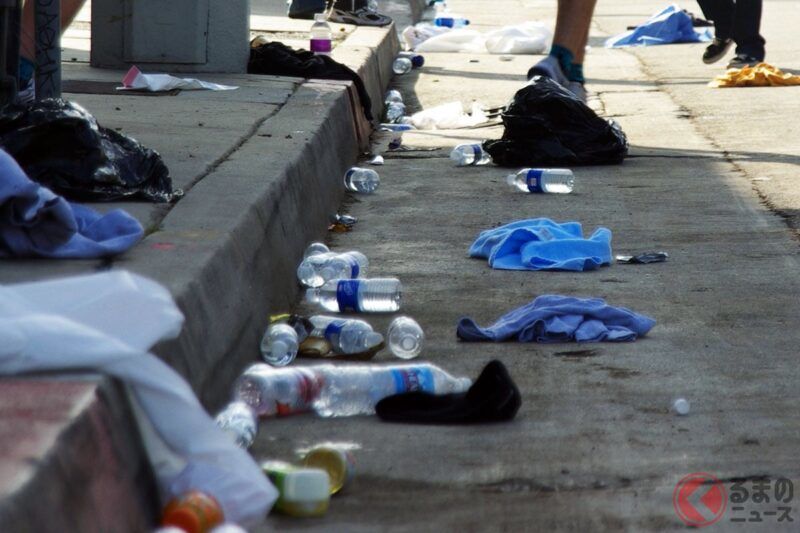 高速公路旁出現「神秘液體塑膠瓶」，裡面到底裝的是什麼？ 髒兮兮的「謎之瓶」出現的原因，其實與「貨車司機」惡劣的工作環境有關……這到底是怎麼一回事呢？