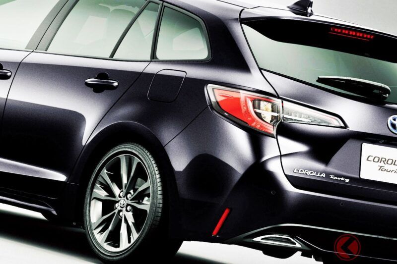 新車只要 236 萬日圓就能入手 5 人座！ 豐田推出的「全新旅行車」超有魅力！ 低油耗（每公升約能跑 30 公里）× 精悍外型設計的「旅行車定番—Corolla Touring」現在超受矚目！