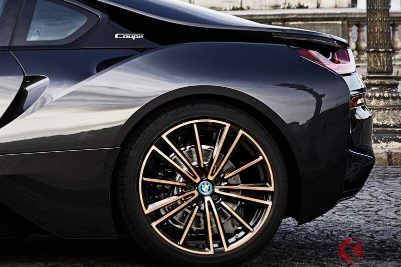 搭載 1.5 公升三缸引擎，馬力超過 370ps！ 這款超厲害的「四人座四輪驅動跑車」引起關注！ 輕量化車身 × 廠家首度採用的創新車門設計！ 還曾有開篷版本——這就是 BMW 「i8」！