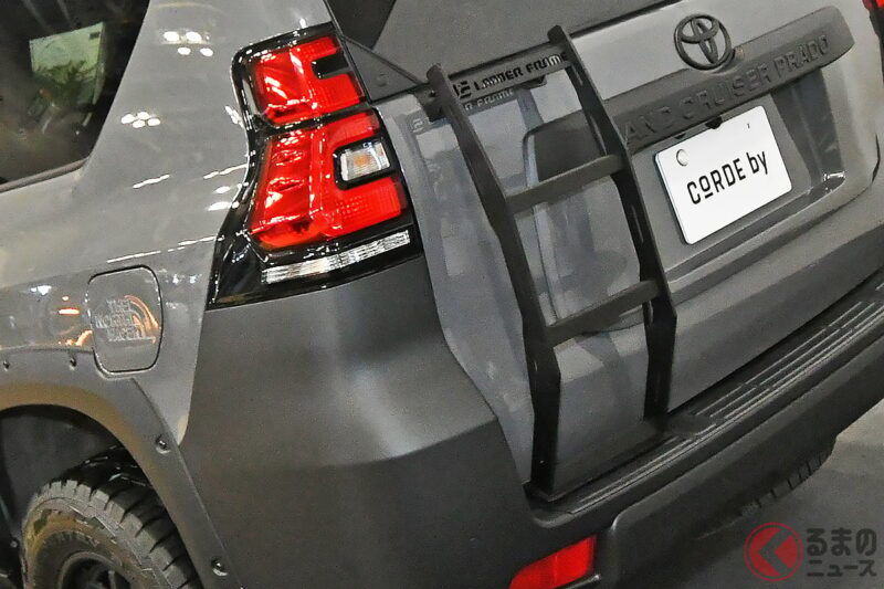 豐田全新的「Land Cruiser Prado」超狂！搭配寬版葉子板，再加上和「戶外品牌」合作的超帥配色，整個走一個超酷的風格！ CODEBYE 推出的新改裝版本「Newscape」預計在 2026 年春季上市