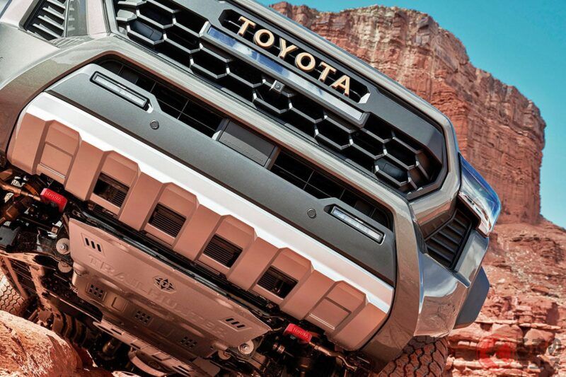 約 497 萬日圓起！Toyota 發表全新「4 門正統 SUV」！ 提供 6 速手排設定，並搭載超強力的「2.4 公升混合動力（HV）」引擎！ 採用精悍「六角形水箱護罩」設計的「新 Tacoma」2026 年式，在北美亮相