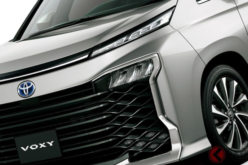 豐田「可乘坐五人」的 Voxy 超厲害！ 全長剛好的 4.7 公尺車身、搭載兩排座椅的迷你廂型車！ 還有超方便的「取消第三排座椅版」，這到底是什麼樣的車型呢？